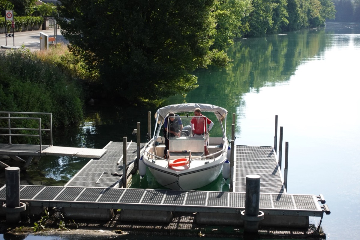 Motorboot-Schulung der Polizei auf der Aare