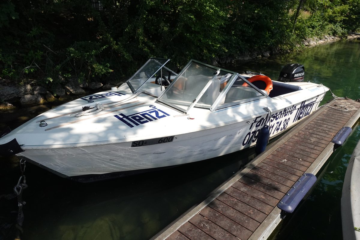 Schulboot auf der Aare